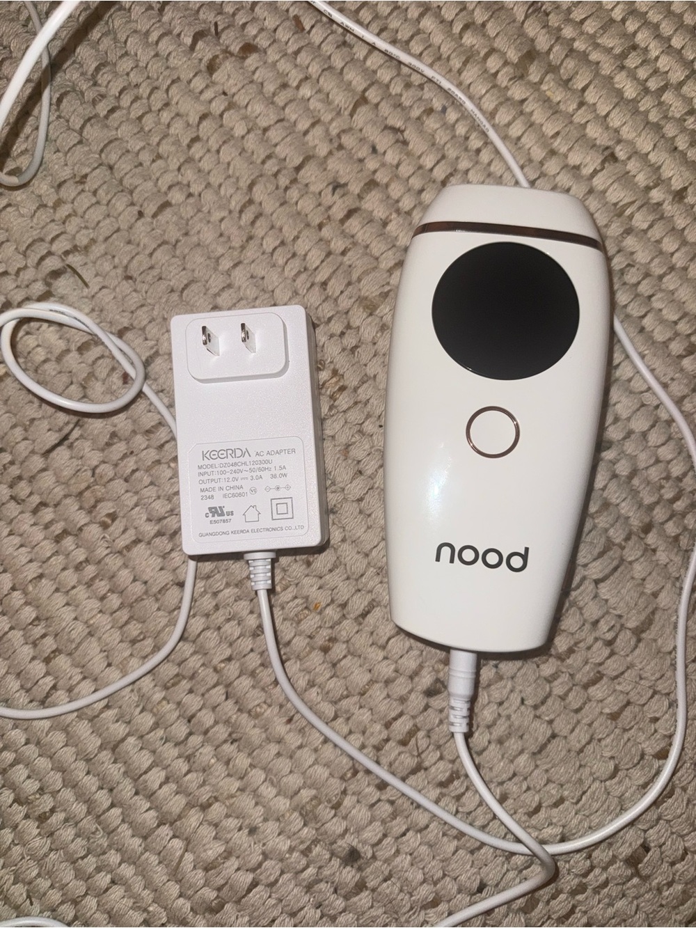 nood White Handheld Electronic Device with Charger